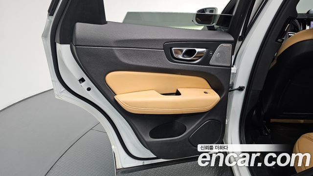 Volvo XC60 2021 — photo 15