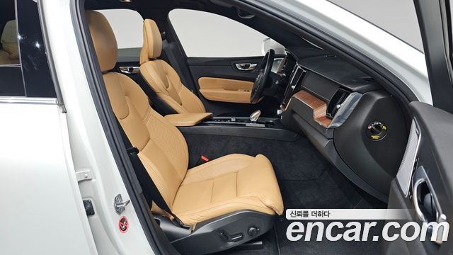Volvo XC60 2021 — photo 16