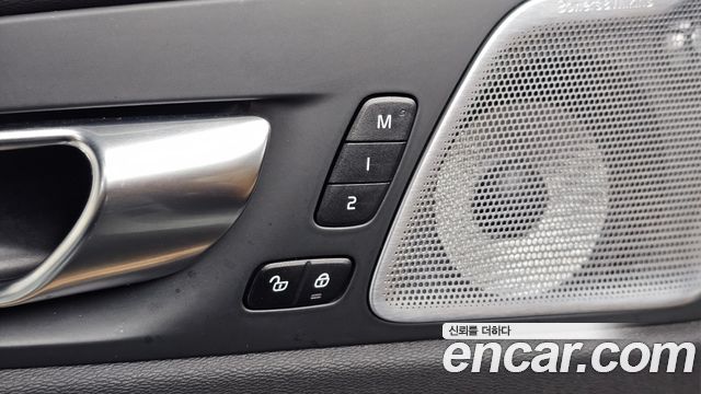 Volvo XC60 2021 — photo 30