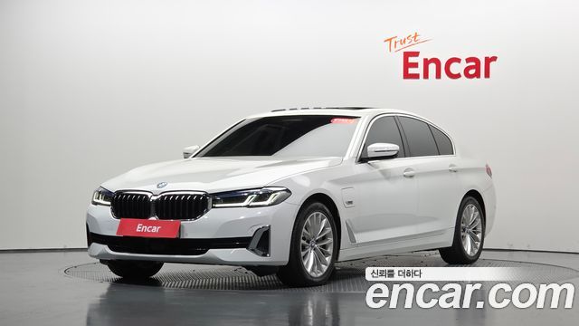 BMW 5-Series 2022 — photo 33
