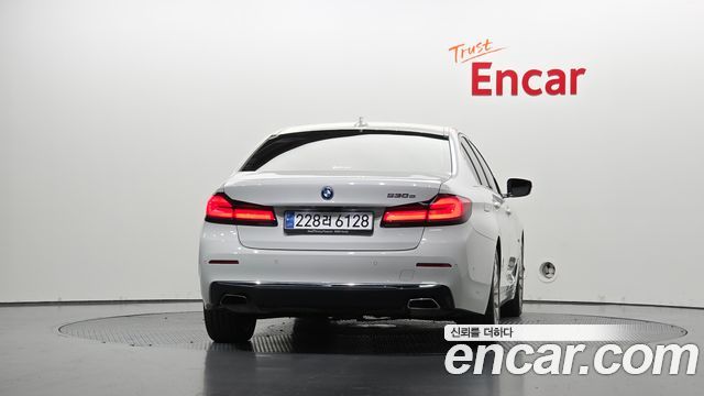 BMW 5-Series 2022 — photo 4