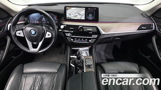 BMW 5-Series 2022 — photo 10
