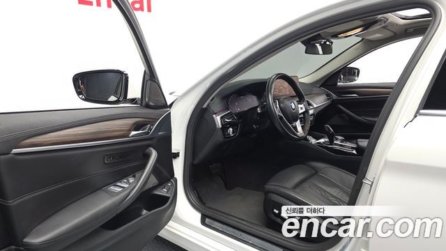 BMW 5-Series 2022 — photo 13