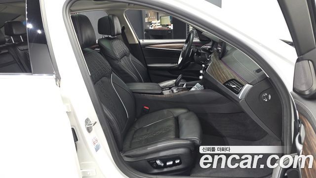 BMW 5-Series 2022 — photo 17