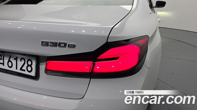 BMW 5-Series 2022 — photo 9