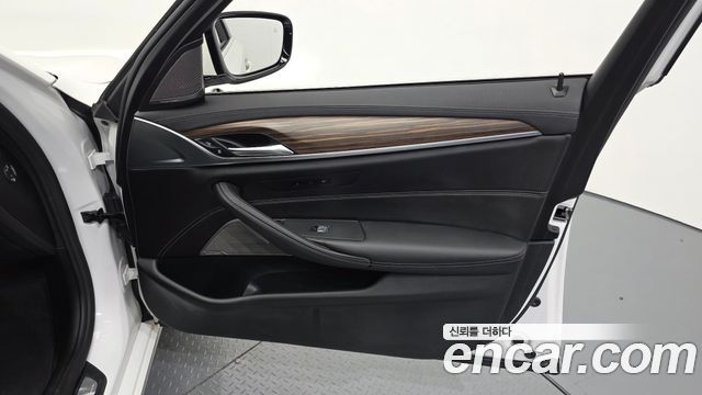 BMW 5-Series 2022 — photo 14