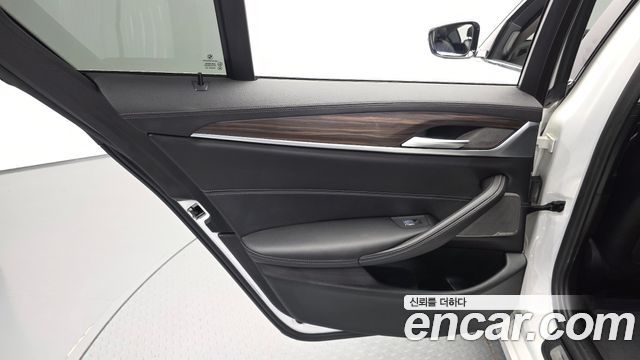BMW 5-Series 2022 — photo 15