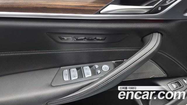 BMW 5-Series 2022 — photo 32