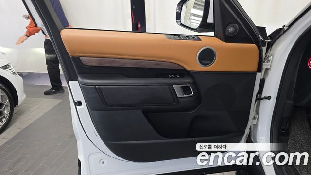 Land Rover Discovery 2019 — photo 14