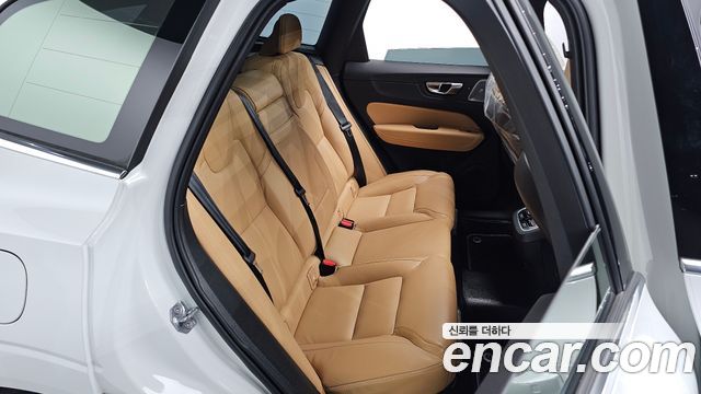 Volvo XC60 2021 — photo 11