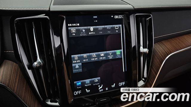 Volvo XC60 2021 — photo 16