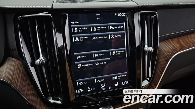 Volvo XC60 2021 — photo 18