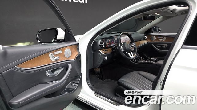 Mercedes-Benz E-Class 2019 — photo 10