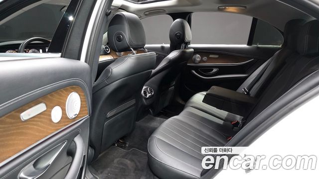 Mercedes-Benz E-Class 2019 — photo 11