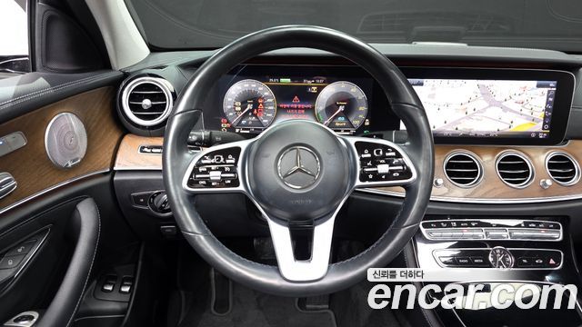 Mercedes-Benz E-Class 2019 — photo 12