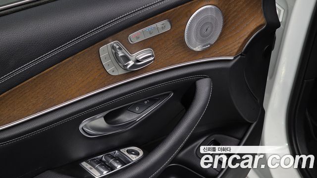 Mercedes-Benz E-Class 2019 — photo 16