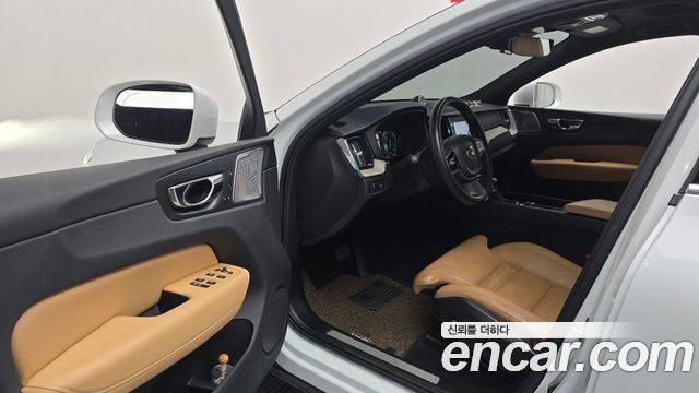 Volvo XC60 2018 — photo 10
