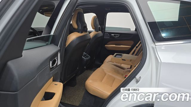 Volvo XC60 2018 — photo 11