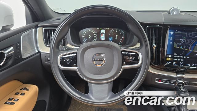 Volvo XC60 2018 — photo 13