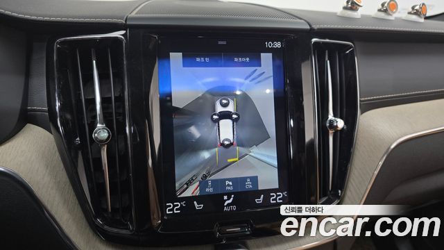 Volvo XC60 2018 — photo 16