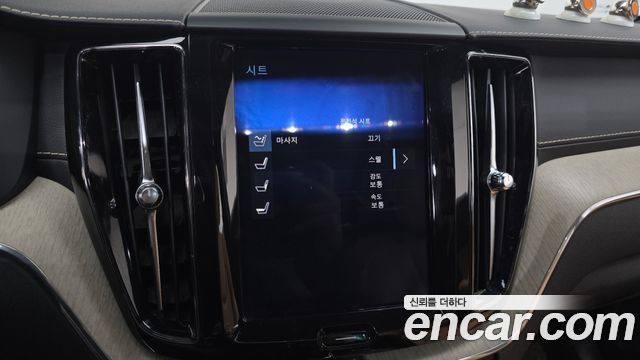 Volvo XC60 2018 — photo 17