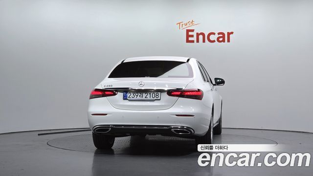 Mercedes-Benz E-Class 2023 — photo 4