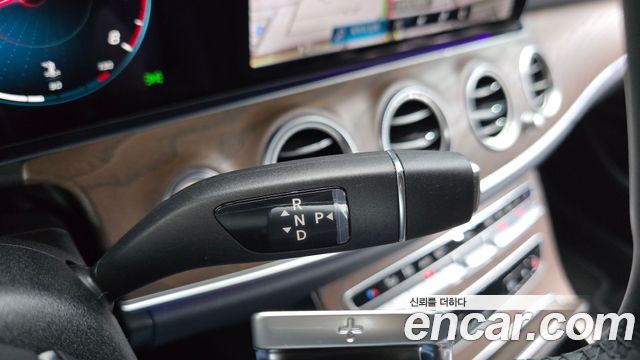 Mercedes-Benz E-Class 2023 — photo 12