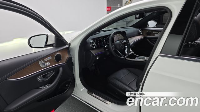 Mercedes-Benz E-Class 2023 — photo 13