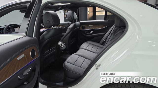 Mercedes-Benz E-Class 2023 — photo 17