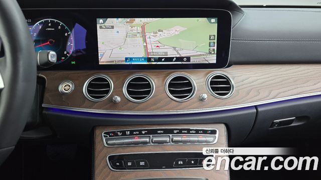 Mercedes-Benz E-Class 2023 — photo 18