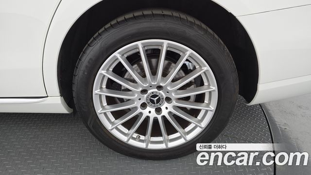 Mercedes-Benz E-Class 2023 — photo 7