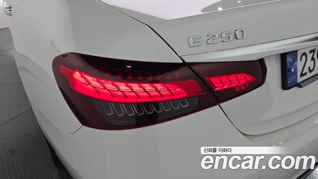 Mercedes-Benz E-Class 2023 — photo 9