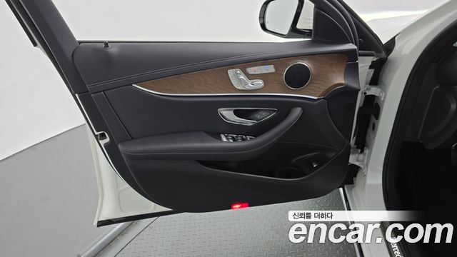 Mercedes-Benz E-Class 2023 — photo 14