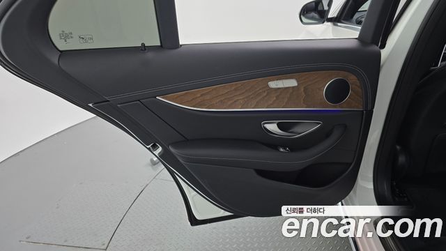Mercedes-Benz E-Class 2023 — photo 15