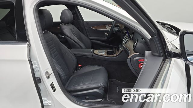 Mercedes-Benz E-Class 2023 — photo 16