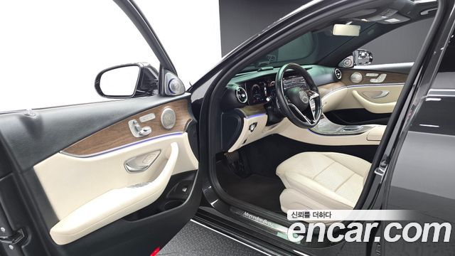 Mercedes-Benz E-Class 2022 — photo 10