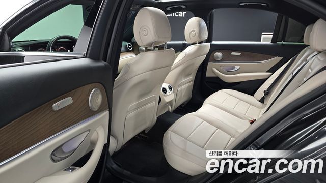 Mercedes-Benz E-Class 2022 — photo 11