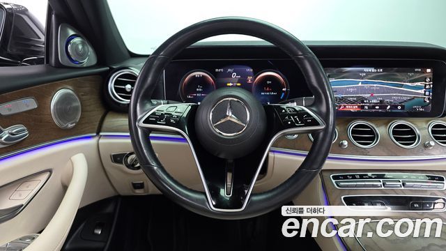 Mercedes-Benz E-Class 2022 — photo 12