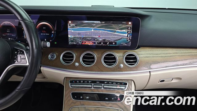 Mercedes-Benz E-Class 2022 — photo 13