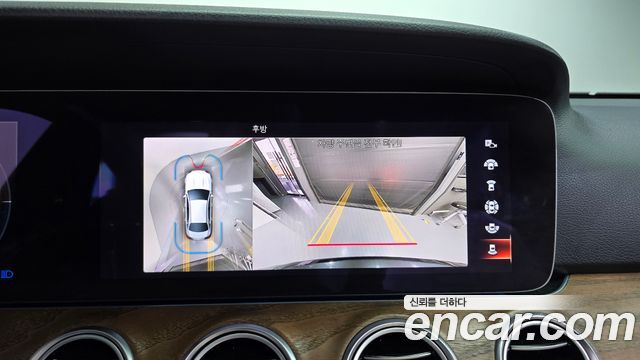 Mercedes-Benz E-Class 2022 — photo 14