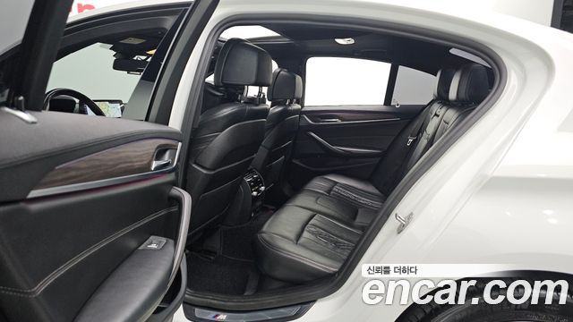 BMW 5-Series 2017 — photo 19
