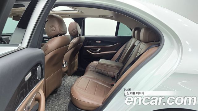 Mercedes-Benz E-Class 2019 — photo 12