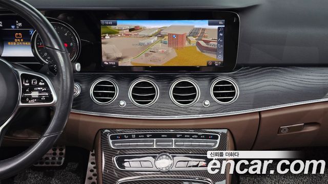 Mercedes-Benz E-Class 2019 — photo 17