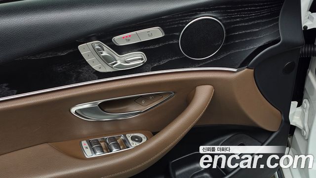Mercedes-Benz E-Class 2019 — photo 18