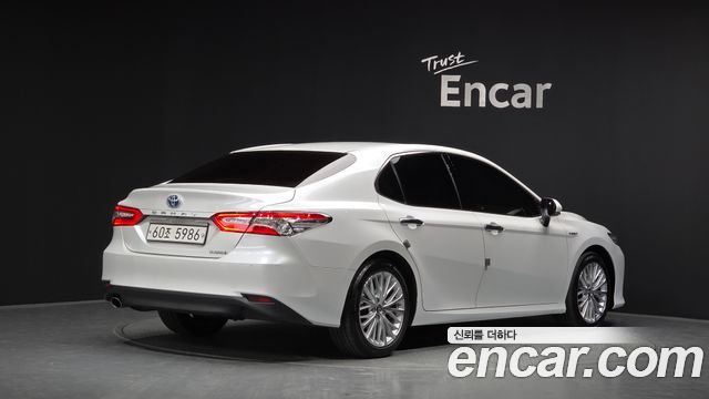 Toyota Camry 2019 — photo 2
