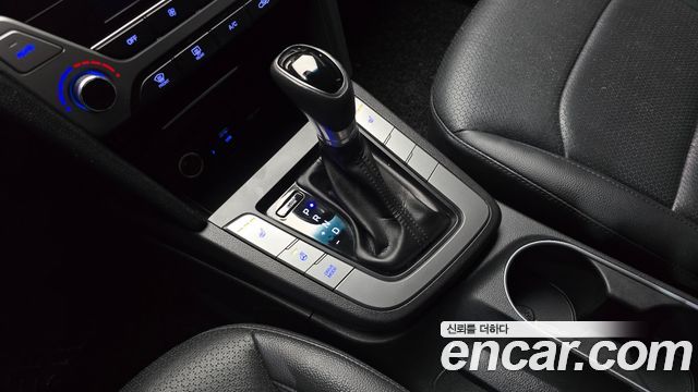 Hyundai AVANTE 2017 — photo 12