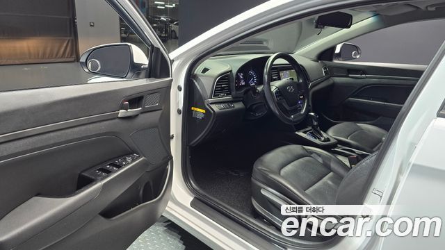 Hyundai AVANTE 2017 — photo 13