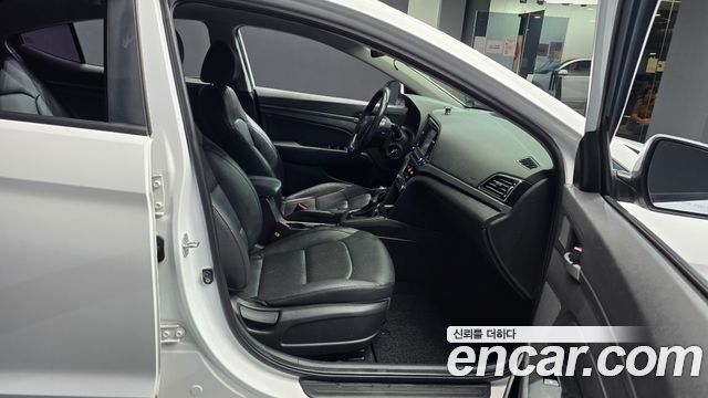 Hyundai AVANTE 2017 — photo 17