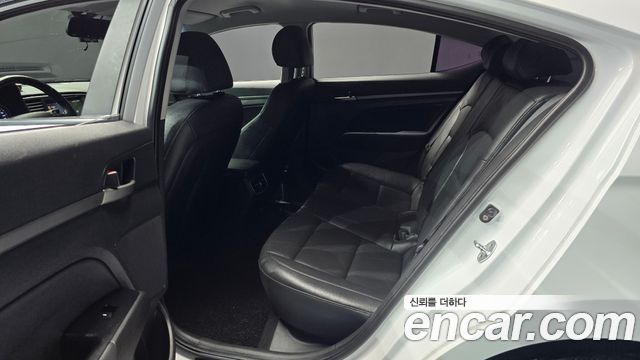 Hyundai AVANTE 2017 — photo 18