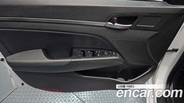 Hyundai AVANTE 2017 — photo 14